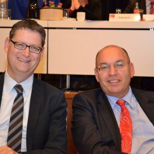 SPD-Landesvorsitzender Thorsten-Schäfer-Gümbel und SPD-Bezirksvorsitzender Manfred Schaub auf dem Bezirksparteitag in Baunatal